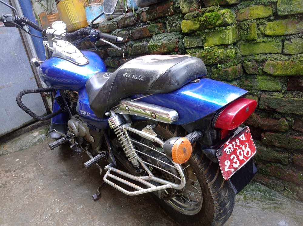 2011 Bajaj Avenger 220, photo 2